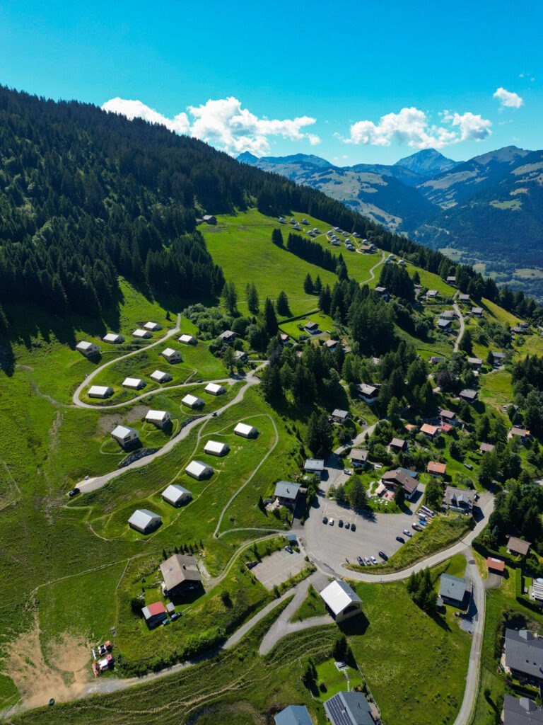 Au cœur du domaine Whitepod aux Cerniers, savoure une cuisine suisse de saison dans un cadre alpin élégant. Découvre cette halte gourmande sur TcheuC’estBeau.ch ! La Brasserie d'alpage les cerniers. Raquettes à Neige Randonnée Montagne, randonnée pédestre, Itinéraire randonnée, chemin, parcours GPS, tracé gpx, SwissTopo, randonnée suisse, Suisse Rando, Schweizer wanderwege, idée de randonnée pédestre en Suisse, randotherapie, randothérapie, randotherapie.fun, Tcheu c'est beau ! T'cheu c'est beau! Idées de randonnées tcheucestbeau.ch