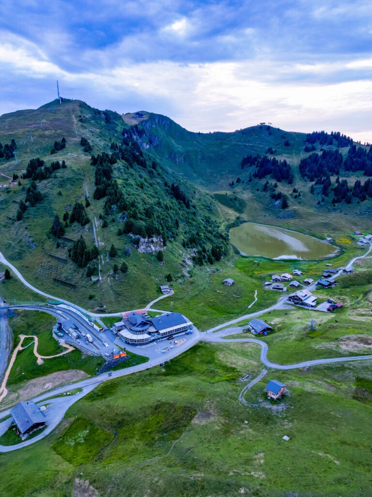 Bretaye 1808 accès, Au col de Bretaye à 1'808 m, savoure une cuisine locale avec vue sur les Dents-du-Midi. Découvre cette halte gourmande sur TcheuC’estBeau.ch ! Raquettes à Neige Randonnée Montagne, randonnée pédestre, Itinéraire randonnée, chemin, parcours GPS, tracé gpx, SwissTopo, randonnée suisse, Suisse Rando, Schweizer wanderwege, idée de randonnée pédestre en Suisse, randotherapie, randothérapie, randotherapie.fun, Tcheu c'est beau ! T'cheu c'est beau! Idées de randonnées tcheucestbeau.ch