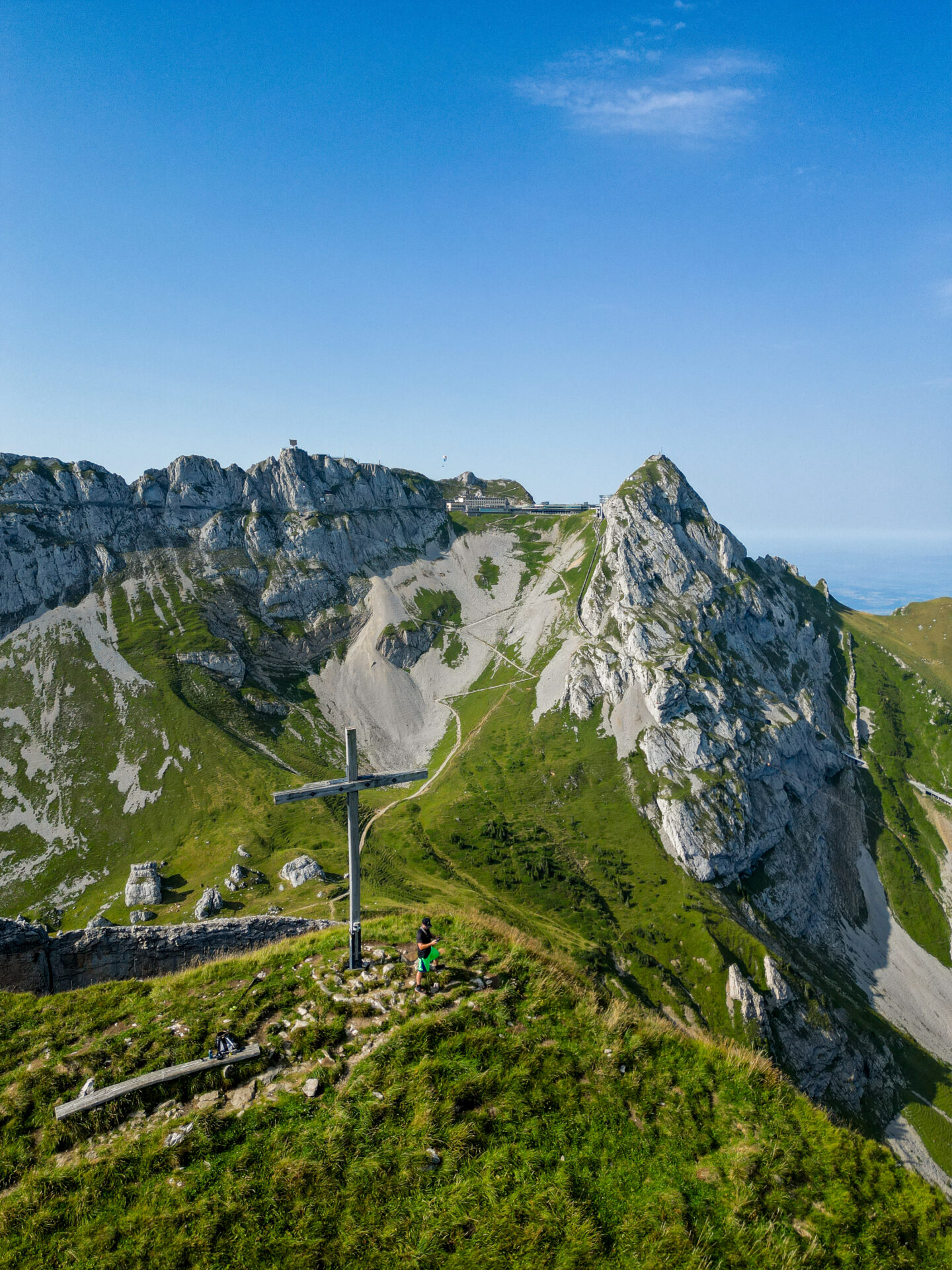Matthorn (2 041 m), sommet méridional du massif du Pilatus près de Lucerne (Obwald), offre une randonnée alpine T3 depuis Matthorn (~1 h) et des vues panoramiques exceptionnelles sur les lacs, les cantons d’Obwald et Nidwald — l’alternative sauvage au sommet bondé de Pilatus. Matthorn Randonnée Matthorn parking Matthorn accès Matthorn itinéraire Matthorn parcours, Gipfel Matthorn Wanderung Matthorn hike Matthorn, randovalais raquettes à Neige Randonnée Montagne, randonnée pédestre, Itinéraire randonnée, chemin, parcours GPS, tracé gpx, SwissTopo, randonnée, Suisse-Rando, Schweizer wanderwege, idée de randonnée pédestre en Suisse, randonnée en Suisse, randotherapie, randothérapie, randotherapie.fun, Tcheu c'est beau ! T'cheu c'est beau! tcheucestbeau.ch Matthorn (2 041 m), sommet méridional du massif du Pilatus près de Lucerne (Obwald), offre une randonnée alpine T3 depuis Matthorn (~1 h) et des vues panoramiques exceptionnelles sur les lacs, les cantons d’Obwald et Nidwald — l’alternative sauvage au sommet bondé de Pilatus. Matthorn Randonnée Matthorn parking Matthorn accès Matthorn itinéraire Matthorn parcours, Gipfel Matthorn Wanderung Matthorn hike Matthorn, randovalais raquettes à Neige Randonnée Montagne, randonnée pédestre, Itinéraire randonnée, chemin, parcours GPS, tracé gpx, SwissTopo, randonnée, Suisse-Rando, Schweizer wanderwege, idée de randonnée pédestre en Suisse, randonnée en Suisse, randotherapie, randothérapie, randotherapie.fun, Tcheu c'est beau ! T'cheu c'est beau! tcheucestbeau.ch