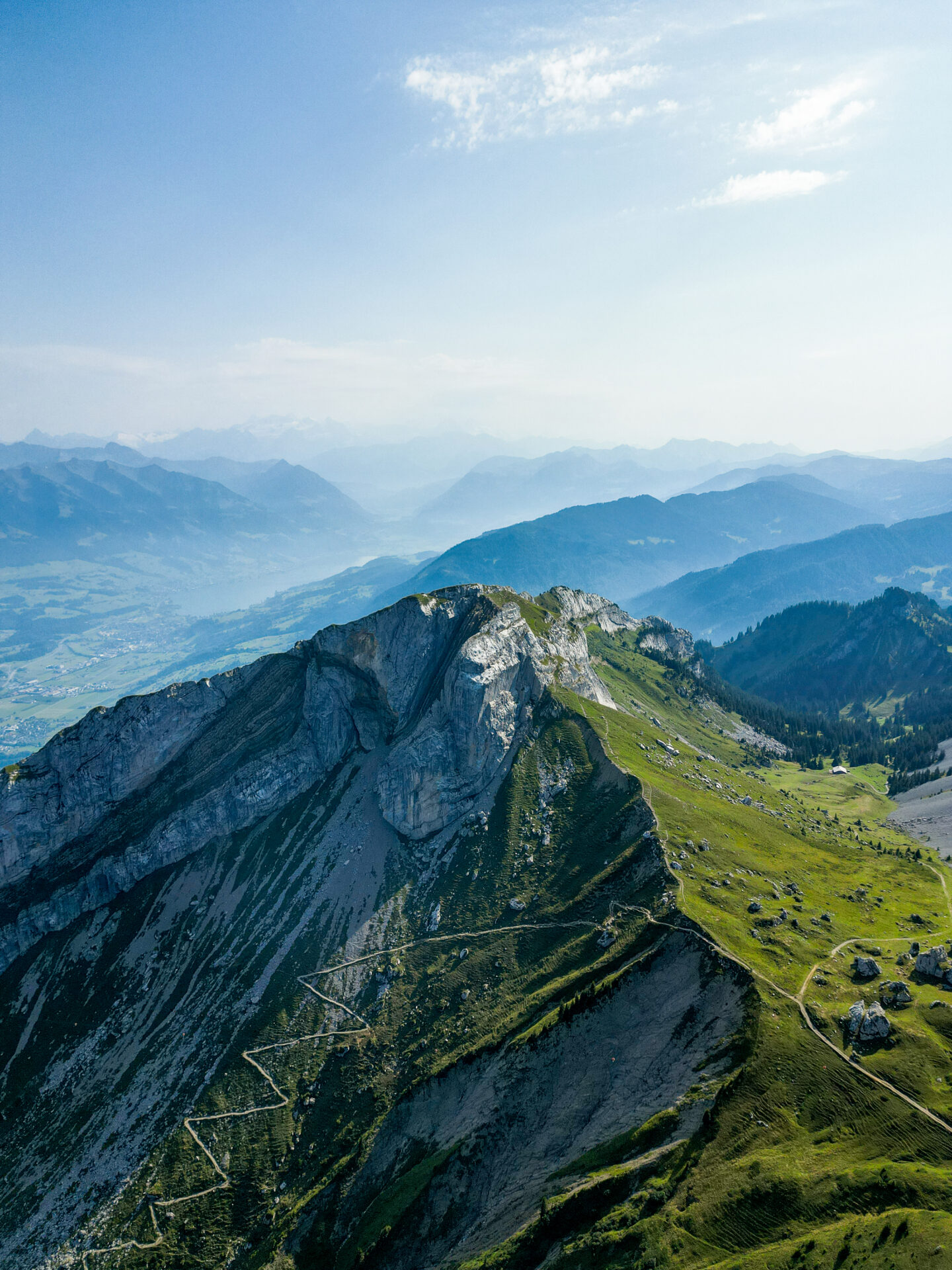 Matthorn (2 041 m), sommet méridional du massif du Pilatus près de Lucerne (Obwald), offre une randonnée alpine T3 depuis Matthorn (~1 h) et des vues panoramiques exceptionnelles sur les lacs, les cantons d’Obwald et Nidwald — l’alternative sauvage au sommet bondé de Pilatus. Matthorn Randonnée Matthorn parking Matthorn accès Matthorn itinéraire Matthorn parcours, Gipfel Matthorn Wanderung Matthorn hike Matthorn, randovalais raquettes à Neige Randonnée Montagne, randonnée pédestre, Itinéraire randonnée, chemin, parcours GPS, tracé gpx, SwissTopo, randonnée, Suisse-Rando, Schweizer wanderwege, idée de randonnée pédestre en Suisse, randonnée en Suisse, randotherapie, randothérapie, randotherapie.fun, Tcheu c'est beau ! T'cheu c'est beau! tcheucestbeau.ch Matthorn (2 041 m), sommet méridional du massif du Pilatus près de Lucerne (Obwald), offre une randonnée alpine T3 depuis Matthorn (~1 h) et des vues panoramiques exceptionnelles sur les lacs, les cantons d’Obwald et Nidwald — l’alternative sauvage au sommet bondé de Pilatus. Matthorn Randonnée Matthorn parking Matthorn accès Matthorn itinéraire Matthorn parcours, Gipfel Matthorn Wanderung Matthorn hike Matthorn, randovalais raquettes à Neige Randonnée Montagne, randonnée pédestre, Itinéraire randonnée, chemin, parcours GPS, tracé gpx, SwissTopo, randonnée, Suisse-Rando, Schweizer wanderwege, idée de randonnée pédestre en Suisse, randonnée en Suisse, randotherapie, randothérapie, randotherapie.fun, Tcheu c'est beau ! T'cheu c'est beau! tcheucestbeau.ch