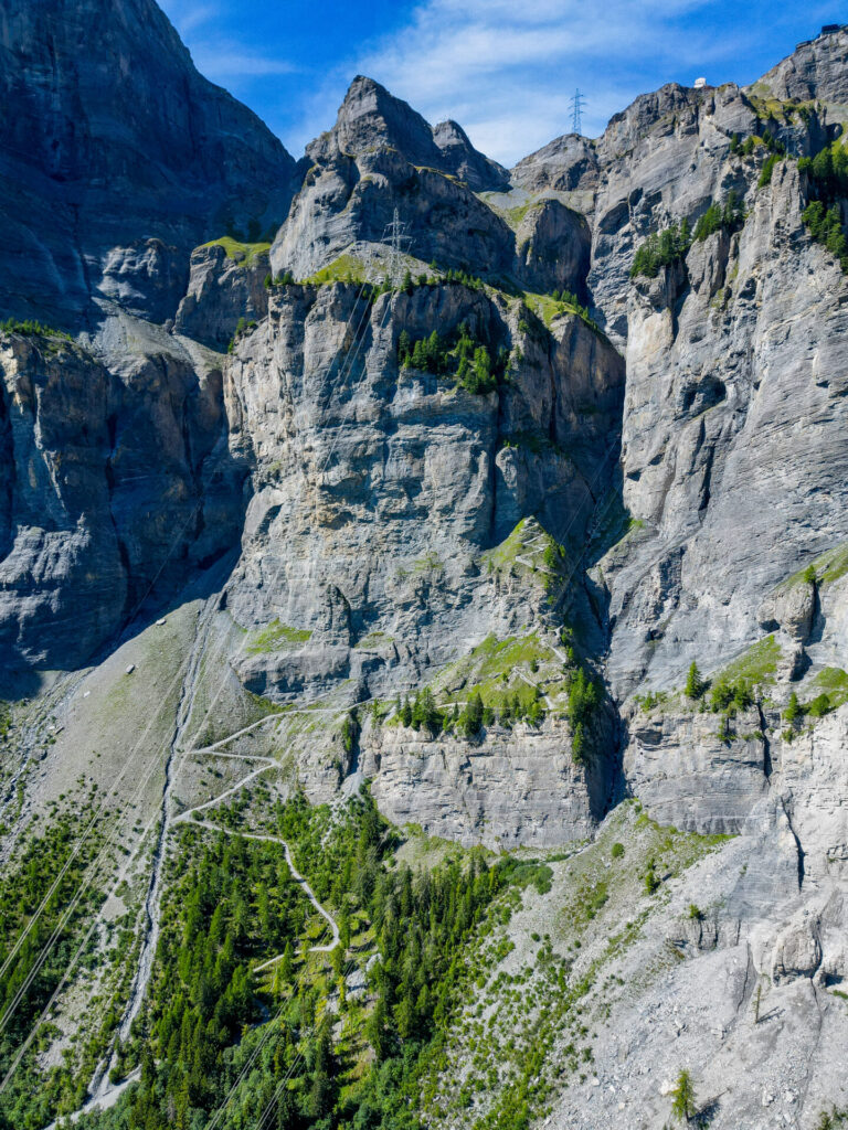 Découvrez le Col de la Gemmi, un passage mythique entre le Valais et l’Oberland bernois ⛰️. Randonnée panoramique, falaises vertigineuses, vue imprenable sur les Alpes et accès direct depuis Leukerbad ou Kandersteg 🚠. Une traversée inoubliable au cœur de la Suisse. Randonnée Col de la Gemmi parking Col de la Gemmi accès Col de la Gemmi itinéraire Col de la Gemmi parcours, Gipfel Col de la Gemmi Wanderung Col de la Gemmi hike Col de la Gemmi, randovalais raquettes à Neige Randonnée Montagne, randonnée pédestre, Itinéraire randonnée, chemin, parcours GPS, tracé gpx, SwissTopo, randonnée, Suisse-Rando, Schweizer wanderwege, idée de randonnée pédestre en Suisse, randonnée en Suisse, randotherapie, randothérapie, randotherapie.fun, Tcheu c'est beau ! T'cheu c'est beau! tcheucestbeau.ch