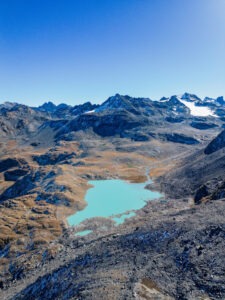 Niché au-dessus du barrage de Cleuson, le Lac du Grand Désert offre un décor alpin spectaculaire entre sommets enneigés et roches dorées. Une randonnée inoubliable au cœur du Val de Nendaz, idéale pour les amateurs de nature sauvage et de panoramas grandioses. Randonnée Lac du Grand Désert parking Lac du Grand Désert accès Lac du Grand Désert itinéraire Lac du Grand Désert parcours, Gipfel Lac du Grand Désert Wanderung Lac du Grand Désert hike Lac du Grand Désert, randovalais raquettes à Neige Randonnée Montagne, randonnée pédestre, Itinéraire randonnée, chemin, parcours GPS, tracé gpx, SwissTopo, randonnée, Suisse-Rando, Schweizer wanderwege, idée de randonnée pédestre en Suisse, randonnée en Suisse, randotherapie, randothérapie, randotherapie.fun, Tcheu c'est beau ! T'cheu c'est beau! tcheucestbeau.ch, Salut pétole, adjeu pétole, ça joue ou bien ? Tourisme suisse, tourisme local,