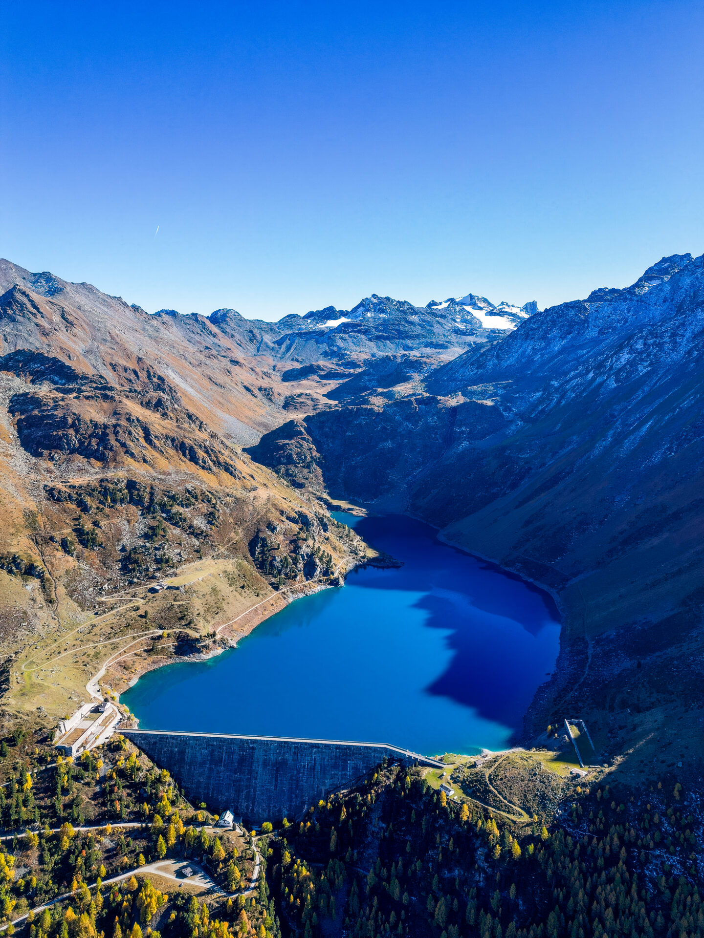 Situé au-dessus de Siviez, le Barrage de Cleuson impressionne par son mur vertigineux et ses eaux turquoise alimentant la vallée de Nendaz. Point de départ idéal pour la randonnée vers le Barrage de Cleusonet le Mont Fort, il offre un panorama grandiose sur les sommets du Valais. Randonnée Barrage de Cleusonparking Barrage de Cleusonaccès Barrage de Cleusonitinéraire Barrage de Cleusonparcours, Gipfel Barrage de CleusonWanderung Barrage de Cleusonhike Lac du Grand Désert, randovalais raquettes à Neige Randonnée Montagne, randonnée pédestre, Itinéraire randonnée, chemin, parcours GPS, tracé gpx, SwissTopo, randonnée, Suisse-Rando, Schweizer wanderwege, idée de randonnée pédestre en Suisse, randonnée en Suisse, randotherapie, randothérapie, randotherapie.fun, Tcheu c'est beau ! T'cheu c'est beau! tcheucestbeau.ch Situé au-dessus de Siviez, le Barrage de Cleuson impressionne par son mur vertigineux et ses eaux turquoise alimentant la vallée de Nendaz. Point de départ idéal pour la randonnée vers le Barrage de Cleusonet le Mont Fort, il offre un panorama grandiose sur les sommets du Valais. Randonnée Barrage de Cleusonparking Barrage de Cleusonaccès Barrage de Cleusonitinéraire Barrage de Cleusonparcours, Gipfel Barrage de CleusonWanderung Barrage de Cleusonhike Lac du Grand Désert, randovalais raquettes à Neige Randonnée Montagne, randonnée pédestre, Itinéraire randonnée, chemin, parcours GPS, tracé gpx, SwissTopo, randonnée, Suisse-Rando, Schweizer wanderwege, idée de randonnée pédestre en Suisse, randonnée en Suisse, randotherapie, randothérapie, randotherapie.fun, Tcheu c'est beau ! T'cheu c'est beau! tcheucestbeau.ch