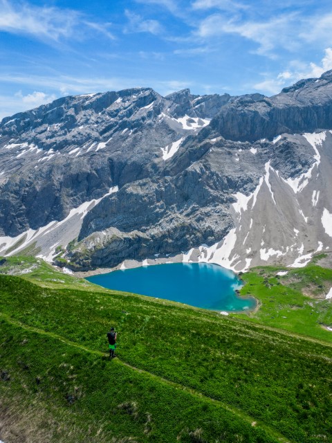 Tcheu C’est Beau 🇨🇭 valorise la beauté des montagnes suisses, les expériences outdoor et les acteurs du tourisme local 🏔️. Créateur de contenu passionné, je partage randonnées, bons plans et découvertes, tout en créant des collaborations authentiques avec des marques et destinations inspirantes 🤝 tcheu c’est beau, randonnées en Suisse, idées de randonnées, activités outdoor, tourisme Suisse, bons plans montagne, nature Suisse, paysages suisses, rando Suisse romande, rando Suisse alémanique, collabs tourisme, créateur de contenu outdoor, blog rando Suisse, expériences suisses, acteurs locaux, alpages, buvettes, escapades Suisse, voyage en Suisse Randonnée Montagne, randonnée pédestre, Itinéraire randonnée, chemin, parcours GPS, tracé gpx, SwissTopo, randonnée, Suisse-Rando, Schweizer wanderwege, idée de randonnée pédestre en Suisse, randonnée en Suisse, randotherapie, randothérapie, randotherapie.fun, Salut pétole, adjeu pétole, ça joue ou bien ? Tourisme suisse, tourisme local, Tcheu c'est beau ! T'cheu c'est beau! tcheucestbeau.ch Tcheu C’est Beau 🇨🇭 valorise la beauté des montagnes suisses, les expériences outdoor et les acteurs du tourisme local 🏔️. Créateur de contenu passionné, je partage randonnées, bons plans et découvertes, tout en créant des collaborations authentiques avec des marques et destinations inspirantes 🤝 tcheu c’est beau, randonnées en Suisse, idées de randonnées, activités outdoor, tourisme Suisse, bons plans montagne, nature Suisse, paysages suisses, rando Suisse romande, rando Suisse alémanique, collabs tourisme, créateur de contenu outdoor, blog rando Suisse, expériences suisses, acteurs locaux, alpages, buvettes, escapades Suisse, voyage en Suisse Randonnée Montagne, randonnée pédestre, Itinéraire randonnée, chemin, parcours GPS, tracé gpx, SwissTopo, randonnée, Suisse-Rando, Schweizer wanderwege, idée de randonnée pédestre en Suisse, randonnée en Suisse, randotherapie, randothérapie, randotherapie.fun, Salut pétole, adjeu pétole, ça joue ou bien ? Tourisme suisse, tourisme local, Tcheu c'est beau ! T'cheu c'est beau! tcheucestbeau.ch