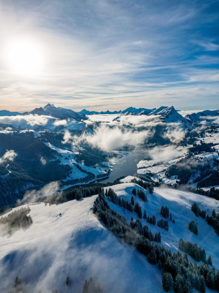 Découvrez les Monts Chevreuils (1749 m) près de La Lécherette, une randonnée panoramique facile avec vue sur les Alpes vaudoises. Idéal en toute saison. Randonnée Monts Chevreuils parking Monts Chevreuils accès Monts Chevreuils itinéraire Monts Chevreuils parcours, Gipfel Monts Chevreuils Wanderung Monts Chevreuils hike Lac du Grand Désert, randovalais raquettes à Neige Randonnée Montagne, randonnée pédestre, Itinéraire randonnée, chemin, parcours GPS, tracé gpx, SwissTopo, randonnée, Suisse-Rando, Schweizer wanderwege, idée de randonnée pédestre en Suisse, randonnée en Suisse, randotherapie, randothérapie, randotherapie.fun, Tcheu c'est beau ! T'cheu c'est beau! tcheucestbeau.ch
