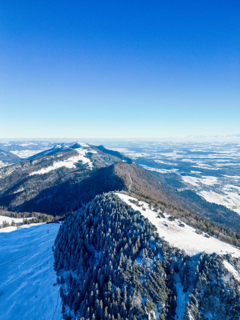 Randonnée au Hasenmatt, sommet le plus élevé du canton de Soleure, offrant un magnifique panorama sur le Jura suisse et les Alpes par temps clair. Randonnée Hasenmatt parking Hasenmatt accès Hasenmatt itinéraire Hasenmatt parcours, Gipfel Hasenmatt Wanderung Hasenmatt hike Lac du Grand Désert, randovalais raquettes à Neige Randonnée Montagne, randonnée pédestre, Itinéraire randonnée, chemin, parcours GPS, tracé gpx, SwissTopo, randonnée, Suisse-Rando, Schweizer wanderwege, idée de randonnée pédestre en Suisse, randonnée en Suisse, randotherapie, randothérapie, randotherapie.fun, Tcheu c'est beau ! T'cheu c'est beau! tcheucestbeau.ch