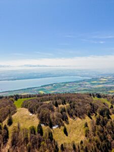 Randonnée au Mont Aubert Sur la Roche (VD), panorama spectaculaire sur le lac de Neuchâtel et les Alpes. Itinéraire, accès, parking et conseils pratiques. Randonnée Mont Aubert sur la roche parking Mont Aubert sur la roche accès Mont Aubert sur la roche itinéraire Mont Aubert sur la roche parcours, Gipfel Mont Aubert sur la roche Wanderung Mont Aubert sur la roche à charrat hike Mont Aubert sur la roche saxon, randovalais raquettes à Neige Randonnée Montagne, randonnée pédestre, Itinéraire randonnée, chemin, parcours GPS, tracé gpx, SwissTopo, randonnée, Suisse-Rando, Schweizer wanderwege, idée de randonnée pédestre en Suisse, randonnée en Suisse, randotherapie, randothérapie, randotherapie.fun, Tcheu c'est beau ! T'cheu c'est beau! tcheucestbeau.ch