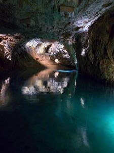 Découvre le lac souterrain de Saint-Léonard en Valais, le plus grand lac souterrain navigable d’Europe. Une expérience unique à vivre en Suisse. lac souterrain Saint-Léonard, lac souterrain Valais, visite lac souterrain, balade en barque Suisse, que faire en Valais, activité Valais, idée sortie Valais, tourisme Valais, ValleyPass, pass activités Valais, bons plans Valais, activités incluses ValleyPass, tcheucestbeau, tcheucestbeau.ch