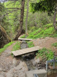 Découvrez le Bisse du Tsittoret à Crans-Montana, une magnifique balade facile en Valais entre forêt, montagne et panoramas alpins. Infos, photos et conseils pratiques. Itinéraire, accès, difficulté et conseils pratiques. Itinéraire, parking et tracé GPX sur tcheucestbeau.ch. Randonnée Bisse du Tsittoret parking Bisse du Tsittoret accès Bisse du Tsittoret itinéraire Bisse du Tsittoret parcours, Gipfel Bisse du Tsittoret Wanderung Bisse du Tsittoret hike Bisse du Tsittoret, randovalais raquettes à neige randonnée montagne, randonnée pédestre, itinéraire randonnée, chemin, parcours GPS, tracé GPX, SwissTopo, randonnée, Suisse-Rando, Schweizer Wanderwege, idée de randonnée pédestre en Suisse, randonnée en Suisse, randothérapie, randotherapie.fun, Tcheu c’est beau ! tcheucestbeau.ch top randonnées Suisse 2026 randonnées familiales Valais