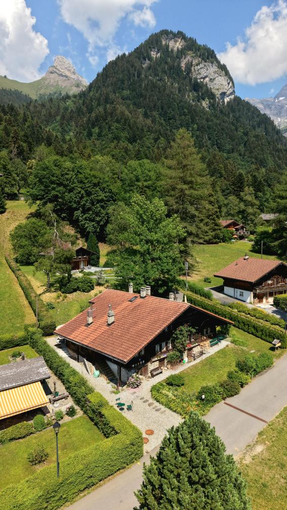 Découvrez le Chalet Tanner aux Plans-sur-Bex. Entre chalet historique, hébergement de charme, nature préservée et panoramas exceptionnels sur les Alpes vaudoises, vivez une expérience authentique au cœur de la montagne suisse. Découvrez cette pépite sur TcheuCestBeau.ch ! Randonnée, montagne, randonnée pédestre, itinéraire de randonnée, chemin, parcours GPS, tracé GPX, SwissTopo, randonnée Suisse, Suisse Rando, Schweizer Wanderwege, idée de randonnée en Suisse, séjour en montagne, chalet en Suisse, hébergement en montagne, week-end nature, Alpes vaudoises, Les Muverans, Plans-sur-Bex, randothérapie, randotherapie.fun, Tcheu c'est beau ! T'cheu c'est beau ! Idées de randonnées, tcheucestbeau.ch. Découvrez le Chalet Tanner aux Plans-sur-Bex. Entre chalet historique, hébergement de charme, nature préservée et panoramas exceptionnels sur les Alpes vaudoises, vivez une expérience authentique au cœur de la montagne suisse. Découvrez cette pépite sur TcheuCestBeau.ch ! Randonnée, montagne, randonnée pédestre, itinéraire de randonnée, chemin, parcours GPS, tracé GPX, SwissTopo, randonnée Suisse, Suisse Rando, Schweizer Wanderwege, idée de randonnée en Suisse, séjour en montagne, chalet en Suisse, hébergement en montagne, week-end nature, Alpes vaudoises, Les Muverans, Plans-sur-Bex, randothérapie, randotherapie.fun, Tcheu c'est beau ! T'cheu c'est beau ! Idées de randonnées, tcheucestbeau.ch.