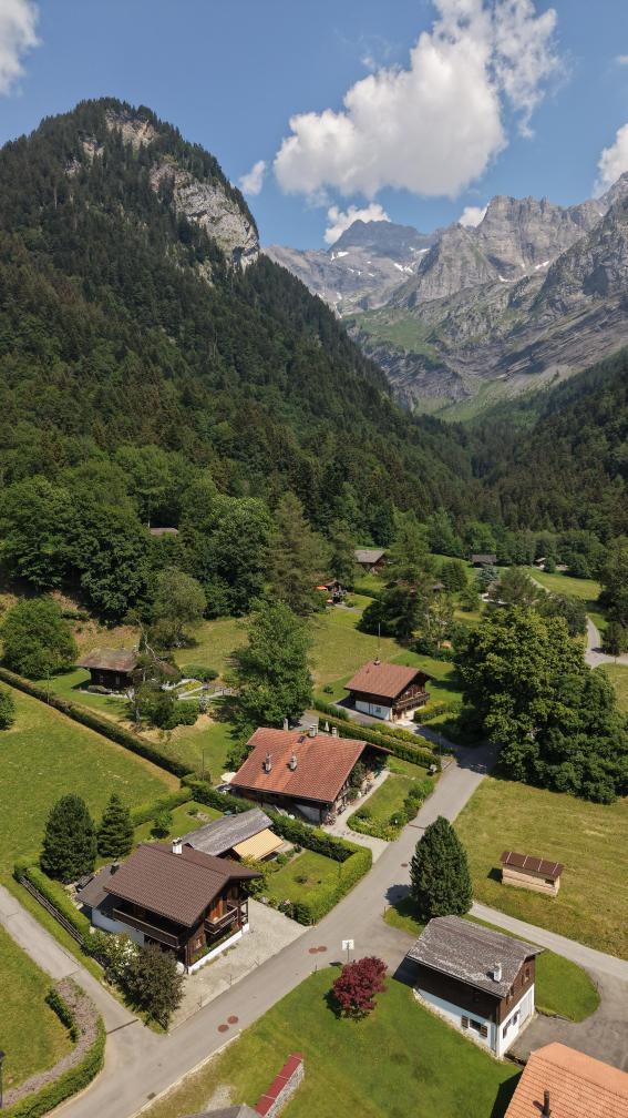 Découvrez le Chalet Tanner aux Plans-sur-Bex. Entre chalet historique, hébergement de charme, nature préservée et panoramas exceptionnels sur les Alpes vaudoises, vivez une expérience authentique au cœur de la montagne suisse. Découvrez cette pépite sur TcheuCestBeau.ch ! Randonnée, montagne, randonnée pédestre, itinéraire de randonnée, chemin, parcours GPS, tracé GPX, SwissTopo, randonnée Suisse, Suisse Rando, Schweizer Wanderwege, idée de randonnée en Suisse, séjour en montagne, chalet en Suisse, hébergement en montagne, week-end nature, Alpes vaudoises, Les Muverans, Plans-sur-Bex, randothérapie, randotherapie.fun, Tcheu c'est beau ! T'cheu c'est beau ! Idées de randonnées, tcheucestbeau.ch. Découvrez le Chalet Tanner aux Plans-sur-Bex. Entre chalet historique, hébergement de charme, nature préservée et panoramas exceptionnels sur les Alpes vaudoises, vivez une expérience authentique au cœur de la montagne suisse. Découvrez cette pépite sur TcheuCestBeau.ch ! Randonnée, montagne, randonnée pédestre, itinéraire de randonnée, chemin, parcours GPS, tracé GPX, SwissTopo, randonnée Suisse, Suisse Rando, Schweizer Wanderwege, idée de randonnée en Suisse, séjour en montagne, chalet en Suisse, hébergement en montagne, week-end nature, Alpes vaudoises, Les Muverans, Plans-sur-Bex, randothérapie, randotherapie.fun, Tcheu c'est beau ! T'cheu c'est beau ! Idées de randonnées, tcheucestbeau.ch.