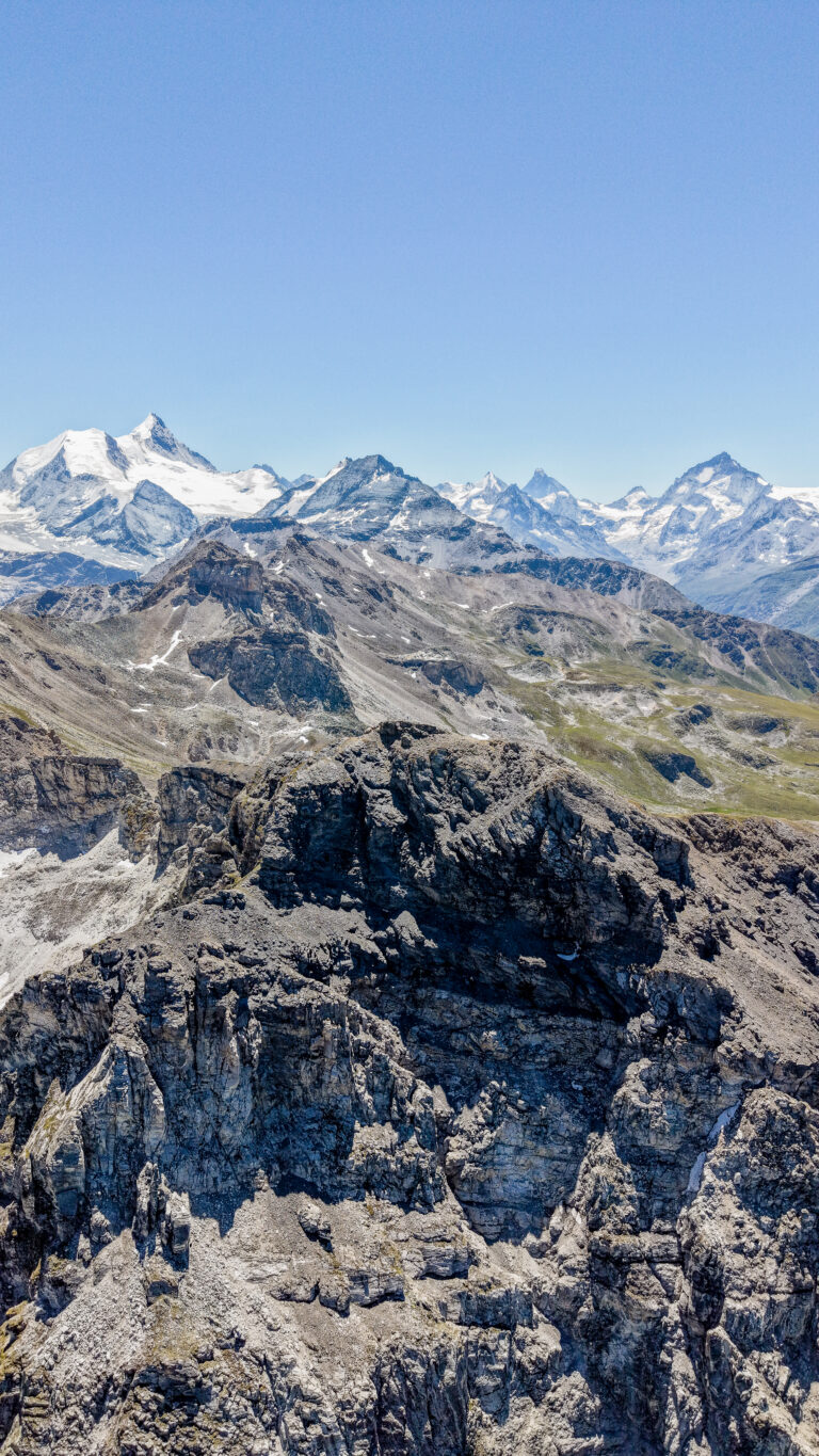Découvrez la randonnée Le Toûno, un sommet emblématique culminant à plus de 3'000 mètres d'altitude dans le Val d'Anniviers, en Valais. Cette magnifique randonnée de haute montagne offre une vue panoramique à 360° absolument spectaculaire sur les plus hauts sommets des Alpes suisses. Infos, photos et conseils pratiques. Itinéraire, accès, difficulté et conseils pratiques. Itinéraire, parking et tracé GPX sur tcheucestbeau.ch. Randonnée Le Toûno, parking Le Toûno, accès Le Toûno, itinéraire Le Toûno, parcours Le Toûno, Le Toûno Wanderung, Le Toûno hike, Val d'Anniviers, Valais, randonnée montagne, sommet à 3000 m, panorama 360°, randonnée pédestre, itinéraire randonnée, chemin, parcours GPS, tracé GPX, SwissTopo, randonnée, Suisse-Rando, Schweizer Wanderwege, idée de randonnée pédestre en Suisse, randonnée en Suisse, randothérapie, randotherapie.fun, Tcheu c'est beau ! tcheucestbeau.ch, top randonnées Suisse 2026, randonnées Valais.