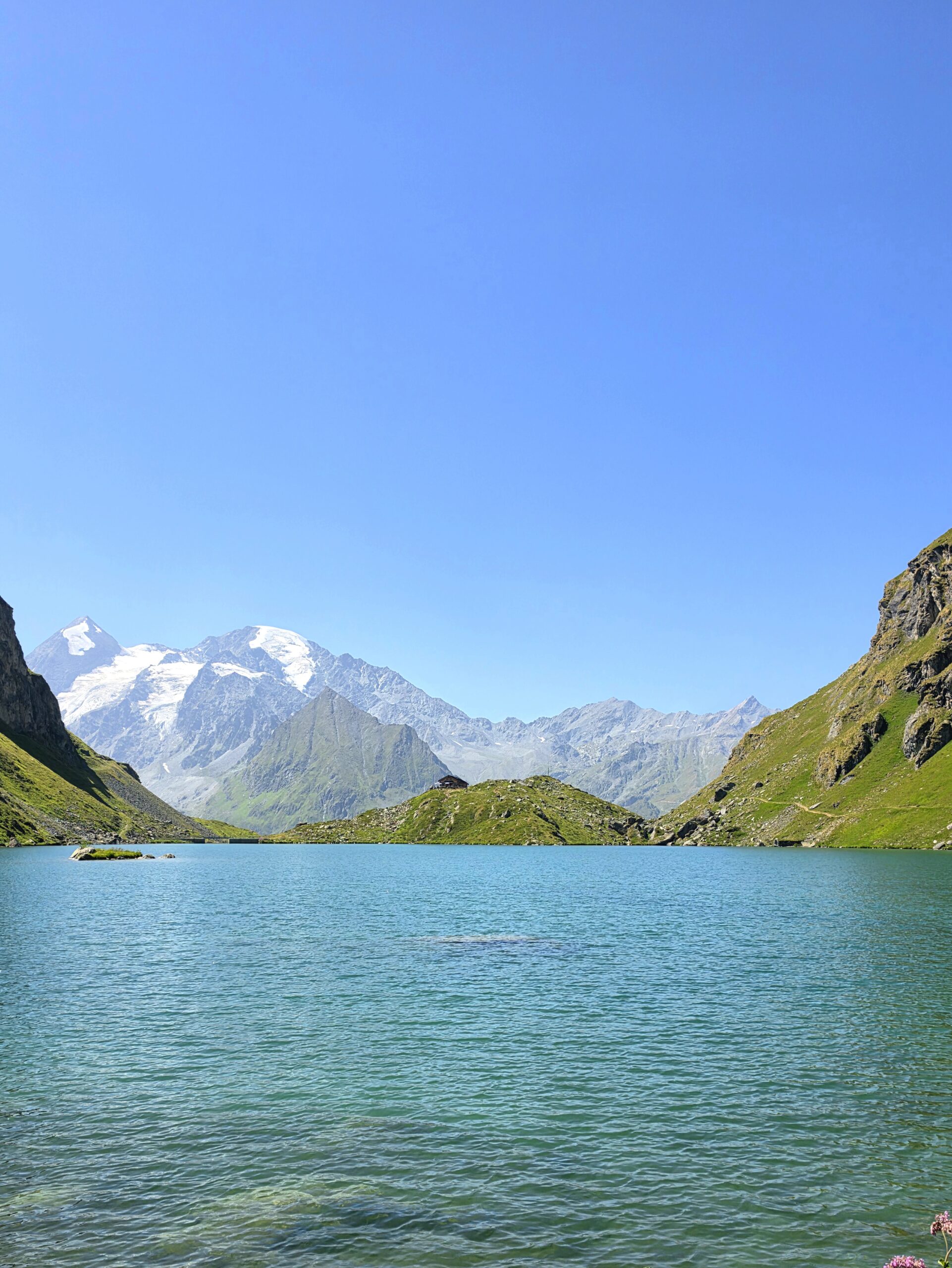 Lac de Louvie et cabane de Louvie au-dessus de Fionnay