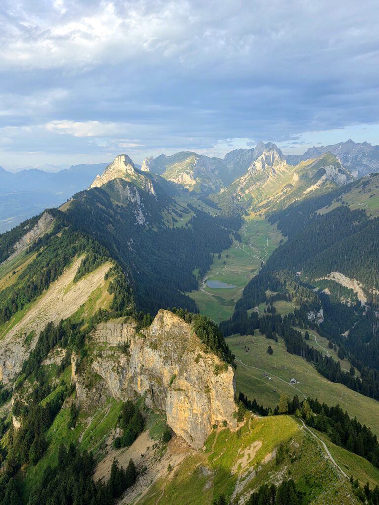 écouvrez la randonnée du Hoher Kasten, l’un des sommets les plus emblématiques de l’Alpstein, dans le canton d’Appenzell Rhodes-Intérieures. Cette magnifique randonnée offre des paysages spectaculaires au cœur des Alpes appenzelloises, avec le sommet du Hoher Kasten culminant à 1'794 mètres d’altitude et des panoramas exceptionnels sur l’Alpstein et les montagnes environnantes. Infos, photos et conseils pratiques. Itinéraire, accès, difficulté et conseils pratiques. Itinéraire, parking et tracé GPX sur tcheucestbeau.ch. Randonnée Hoher Kasten, parking Hoher Kasten, accès Hoher Kasten, itinéraire Hoher Kasten, parcours Hoher Kasten, Hoher Kasten Wanderung, Hoher Kasten hike, Hoher Kasten Appenzell, sommet Hoher Kasten, téléphérique Hoher Kasten, Hoher Kasten Bahn, Alpstein, Appenzell, Appenzell Rhodes-Intérieures, Alpes appenzelloises, sommet Appenzell, randonnée montagne, panorama Alpes suisses, randonnée pédestre, itinéraire randonnée, chemin, parcours GPS, tracé GPX, SwissTopo, randonnée, Suisse-Rando, Schweizer Wanderwege, idée de randonnée pédestre en Suisse, randonnée en Suisse, randothérapie, randotherapie.fun, Tcheu c'est beau ! tcheucestbeau.ch, top randonnées Suisse 2026, randonnées Appenzell.