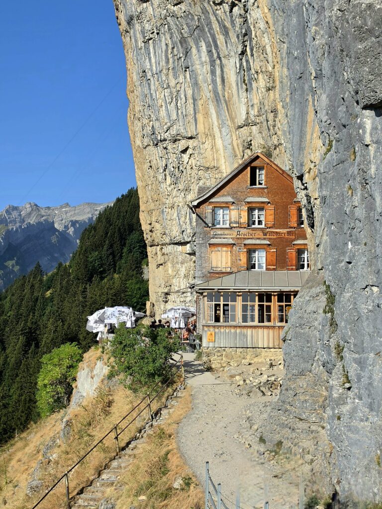 Découvrez la randonnée d’Aescher et Ebenalp, l’un des lieux les plus emblématiques de l’Alpstein, dans le canton d’Appenzell Rhodes-Intérieures. Cette magnifique randonnée offre des paysages spectaculaires au cœur des Alpes appenzelloises, avec le célèbre Berggasthaus Aescher construit au pied d’une impressionnante falaise rocheuse et des panoramas exceptionnels sur les montagnes environnantes. Infos, photos et conseils pratiques. Itinéraire, accès, difficulté et conseils pratiques. Itinéraire, parking et tracé GPX sur tcheucestbeau.ch. Randonnée Aescher, parking Aescher, accès Aescher, itinéraire Aescher, parcours Aescher, Aescher Wanderung, Aescher hike, Aescher Ebenalp, randonnée Ebenalp, parking Ebenalp, accès Ebenalp, itinéraire Ebenalp, Berggasthaus Aescher, Äscher, Äscher Ebenalp, Alpstein, Appenzell, Appenzell Rhodes-Intérieures, Alpes appenzelloises, randonnée montagne, panorama Alpes suisses, randonnée pédestre, itinéraire randonnée, chemin, parcours GPS, tracé GPX, SwissTopo, randonnée, Suisse-Rando, Schweizer Wanderwege, idée de randonnée pédestre en Suisse, randonnée en Suisse, randothérapie, randotherapie.fun, Tcheu c'est beau ! tcheucestbeau.ch, top randonnées Suisse 2026, randonnées Appenzell.