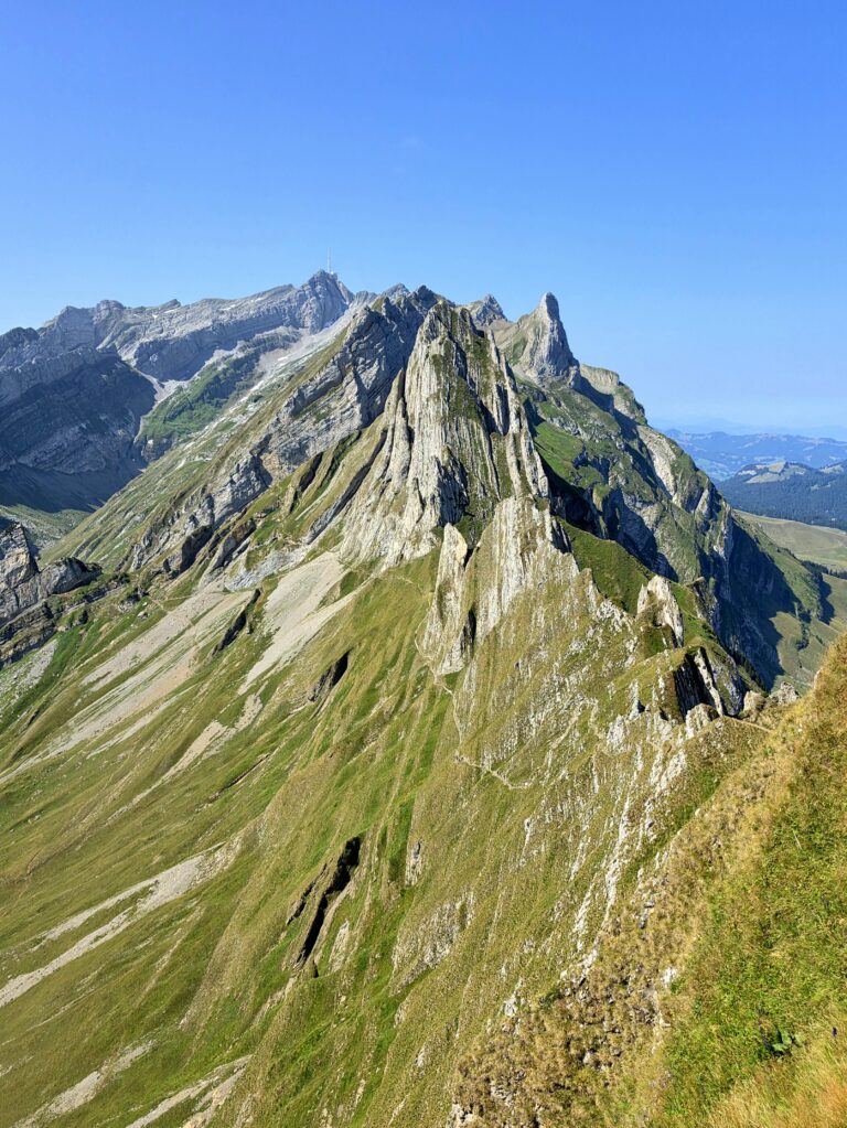 Découvrez la randonnée du Schäfler, l’un des sommets les plus emblématiques de l’Alpstein, dans le canton d’Appenzell Rhodes-Intérieures. Cette magnifique randonnée offre des paysages spectaculaires au cœur des Alpes appenzelloises, avec le sommet du Schäfler et ses impressionnantes crêtes rocheuses offrant des panoramas exceptionnels sur les montagnes environnantes. Infos, photos et conseils pratiques. Itinéraire, accès, difficulté et conseils pratiques. Itinéraire, parking et tracé GPX sur tcheucestbeau.ch. Randonnée Schäfler, parking Schäfler, accès Schäfler, itinéraire Schäfler, parcours Schäfler, Schäfler Wanderung, Schäfler hike, Schäfler Appenzell, sommet Schäfler, Schäfler Alpstein, randonnée Schäfler Appenzell, Ebenalp Schäfler, randonnée Ebenalp Schäfler, Berggasthaus Schäfler, Alpstein, Appenzell, Appenzell Rhodes-Intérieures, Alpes appenzelloises, sommet Appenzell, randonnée montagne, panorama Alpes suisses, randonnée pédestre, itinéraire randonnée, chemin, parcours GPS, tracé GPX, SwissTopo, randonnée, Suisse-Rando, Schweizer Wanderwege, idée de randonnée pédestre en Suisse, randonnée en Suisse, randothérapie, randotherapie.fun, Tcheu c'est beau ! tcheucestbeau.ch, top randonnées Suisse 2026, randonnées Appenzell.