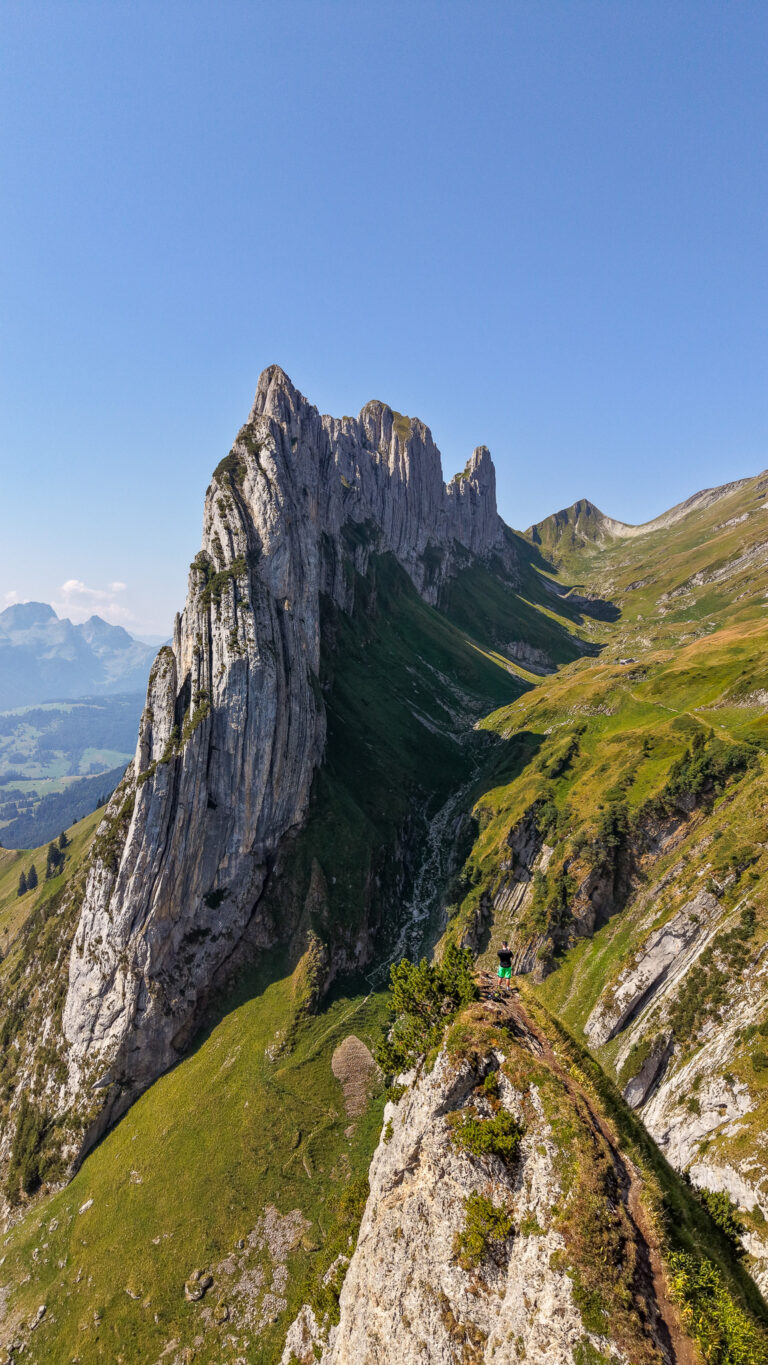 Découvrez la randonnée de Saxer Lücke, l’un des lieux les plus emblématiques de l’Alpstein, dans le canton d’Appenzell Rhodes-Intérieures. Cette magnifique randonnée offre des paysages spectaculaires au cœur des Alpes appenzelloises, avec l’impressionnante brèche rocheuse de Saxer Lücke et des panoramas exceptionnels sur les montagnes environnantes. Infos, photos et conseils pratiques. Itinéraire, accès, difficulté et conseils pratiques. Itinéraire, parking et tracé GPX sur tcheucestbeau.ch. Randonnée Saxer Lücke, parking Saxer Lücke, accès Saxer Lücke, itinéraire Saxer Lücke, parcours Saxer Lücke, Saxer Lücke Wanderung, Saxer Lücke hike, Alpstein, Appenzell, Appenzell Rhodes-Intérieures, Alpes appenzelloises, randonnée montagne, panorama Alpes suisses, randonnée pédestre, itinéraire randonnée, chemin, parcours GPS, tracé GPX, SwissTopo, randonnée, Suisse-Rando, Schweizer Wanderwege, idée de randonnée pédestre en Suisse, randonnée en Suisse, randothérapie, randotherapie.fun, Tcheu c'est beau ! tcheucestbeau.ch, top randonnées Suisse 2026, randonnées Appenzell.