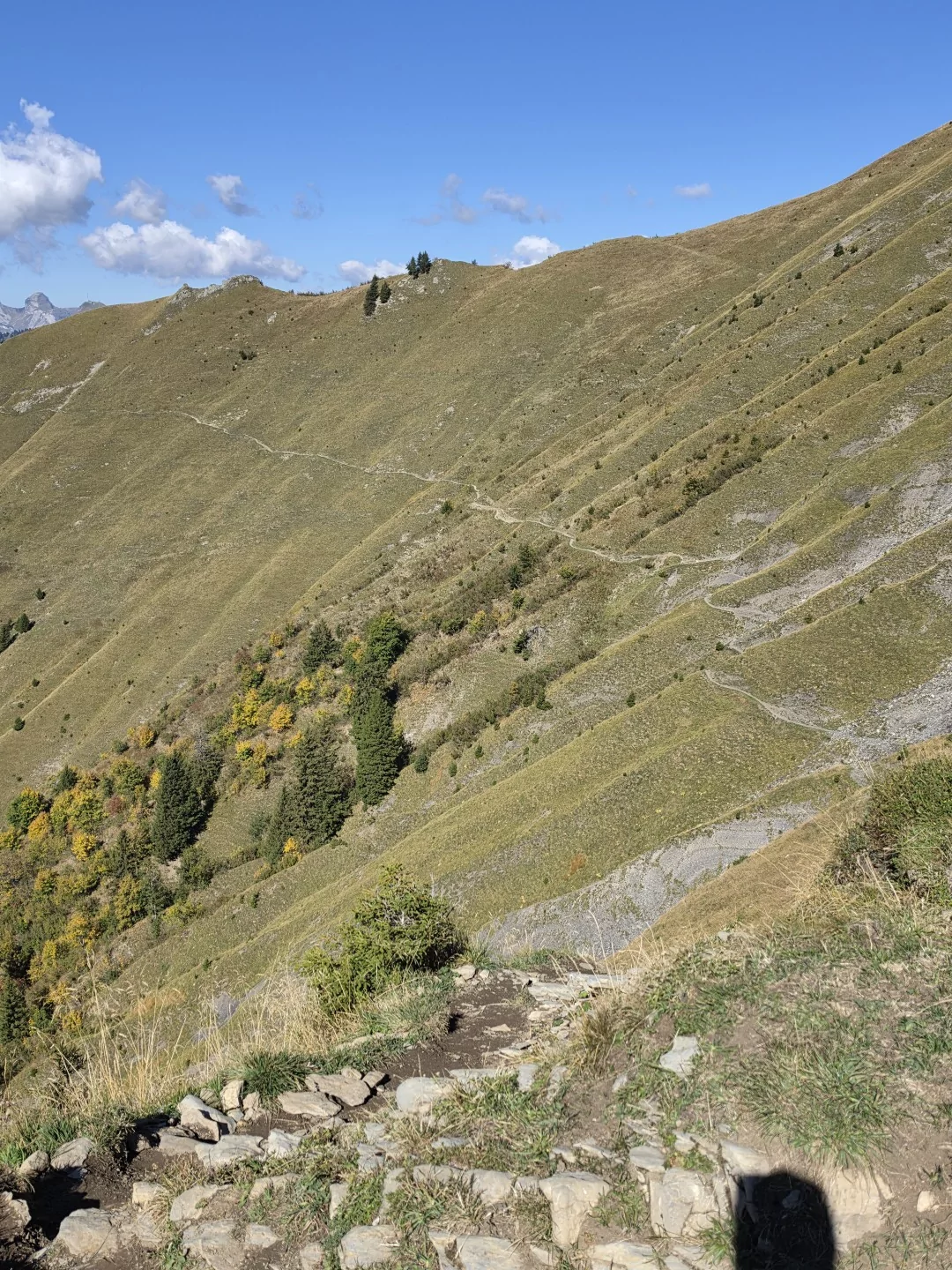 Paysage de montagne sur le Tour du Miroir de l'Argentine, randonnée au-dessus de Bex dans le canton de Vaud