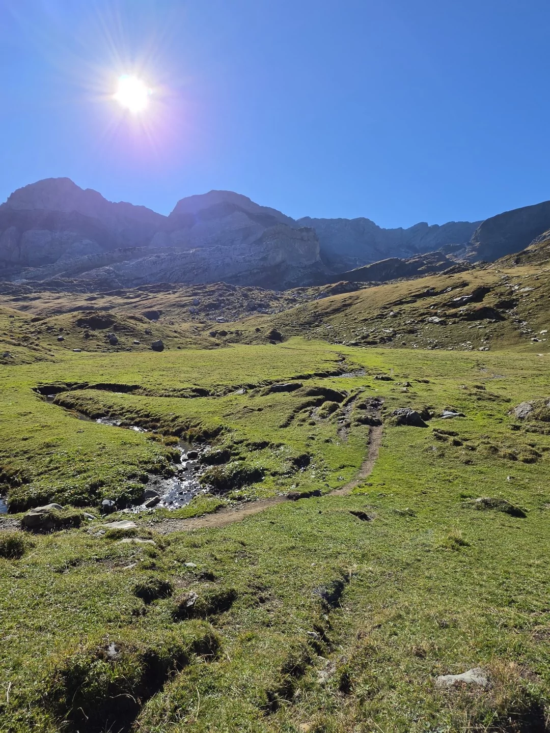 Paysage de montagne sur le Tour du Miroir de l'Argentine, randonnée au-dessus de Bex dans le canton de Vaud