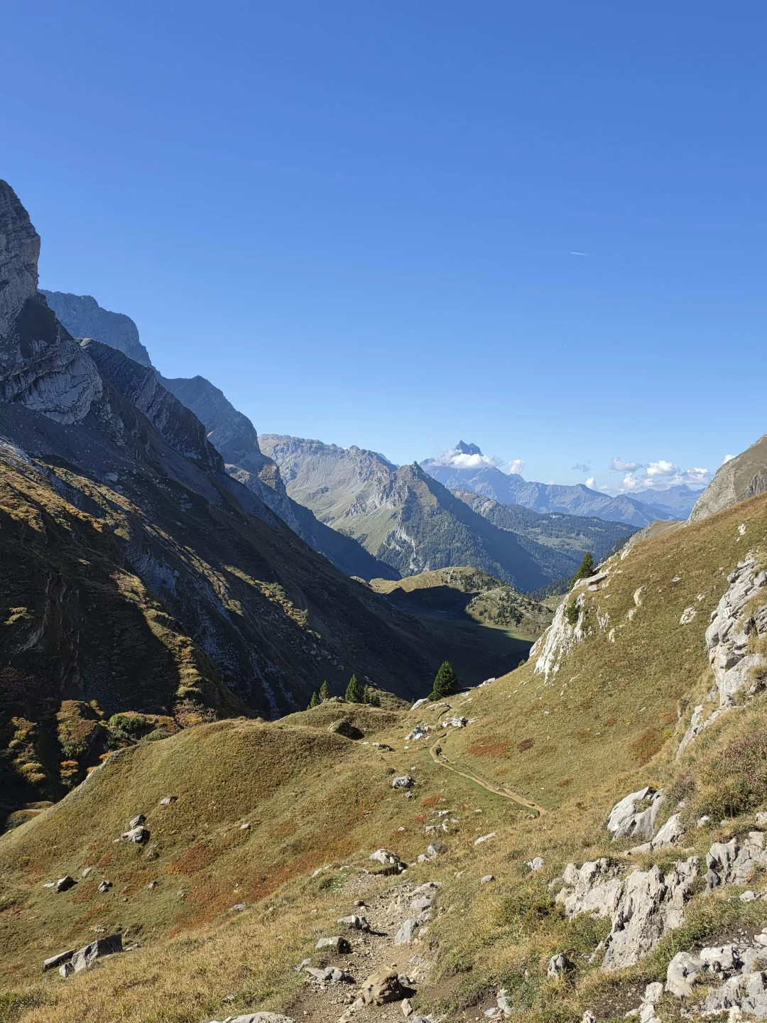 Paysage de montagne sur le Tour du Miroir de l'Argentine, randonnée au-dessus de Bex dans le canton de Vaud